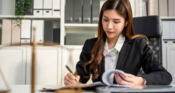 Professionnels du droit : les mesures spécifiques de la loi de finances 2025