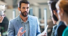 Quand un directeur commercial peut-il être considéré comme un dirigeant de fait ?