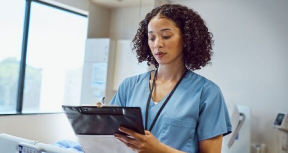 Santé et médico-social : compétences élargies pour les infirmiers en pratique avancée