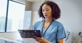 Santé et médico-social : compétences élargies pour les infirmiers en pratique avancée