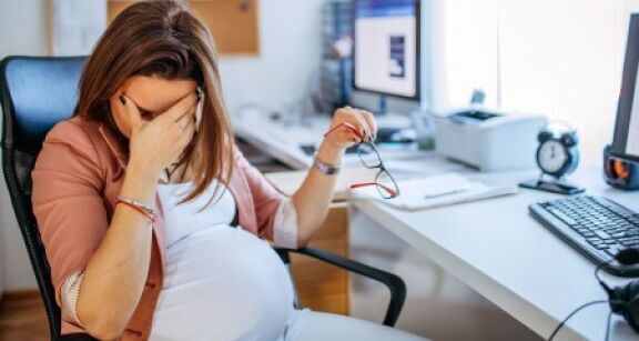Licencier une salariée enceinte, c’est possible en cas de risques psychosociaux