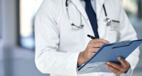 Médecins : un nouveau formulaire pour les AAT papier au 1 juillet