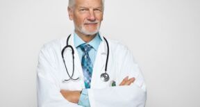 Médecins : cumul emploi-retraite et exonération de cotisations sociales