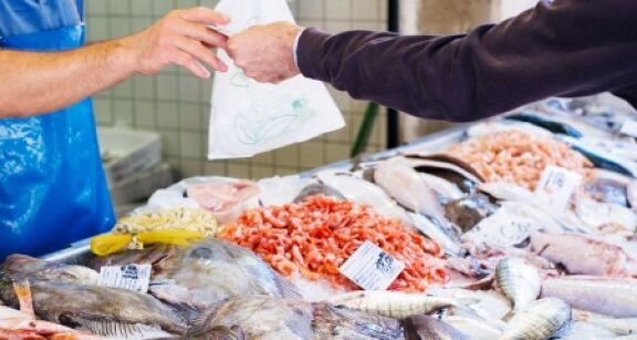 Les crevettes, le saumon et le thon sont les produits de la mer préférés des Français