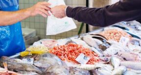 Les crevettes, le saumon et le thon sont les produits de la mer préférés des Français