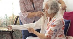 Services à la personne : remplacement d’un proche aidant par un salarié associatif