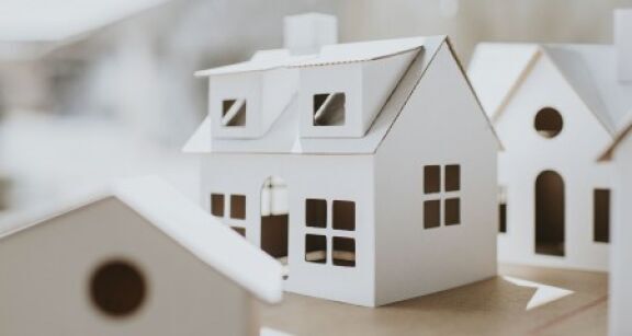 Une SCI qui souscrit un emprunt pour acheter un immeuble est-elle un professionnel ?