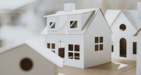 Une SCI qui souscrit un emprunt pour acheter un immeuble est-elle un professionnel ?