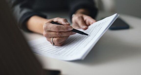 Documents de fin de contrat : attention à leur remise tardive !