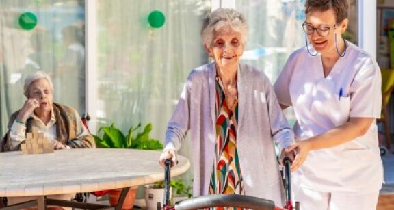 Perte d’autonomie : 700 000 Français supplémentaires concernés d’ici 2050