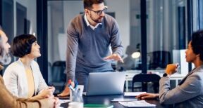 Quand un associé est considéré comme un dirigeant de fait