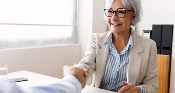 Salariés seniors : des entretiens de mi-carrière et de fin de carrière