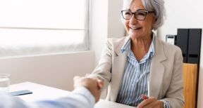 Salariés seniors : des entretiens de mi-carrière et de fin de carrière