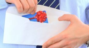 Bons d’achat et cadeaux : quelle est la limite d’exonération des cotisations sociales ?