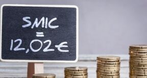 Le Smic horaire à 12,02 € en 2026