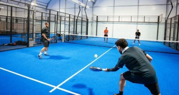 Explosion du padel en France : infrastructures saturées et marché en plein essor
