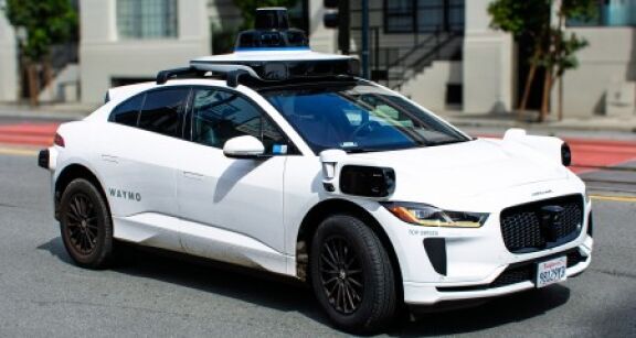 Waymo, qui domine le marché naissant des robots-taxis, lève 16 Md$