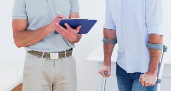 Un salarié en arrêt de travail peut-il continuer ses activités associatives  ?