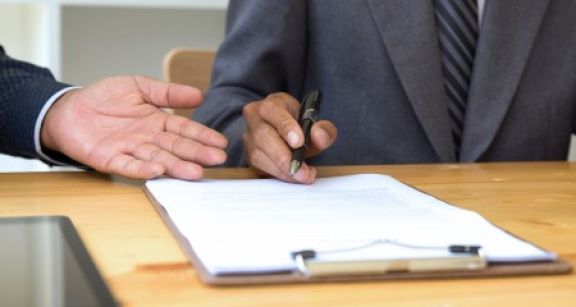 Que devient un cautionnement consenti pour les dettes d’une société absorbée ?