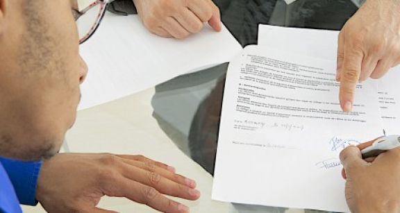 Quand un contrat est conclu par le mandataire apparent d’une association