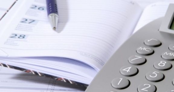 Employeurs d’au moins 50 salariés : quand régler les cotisations sociales salariales ?