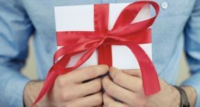 Cadeaux et bons d’achat attribués aux salariés : quel montant ne pas dépasser ?