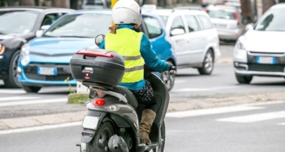 Le gilet jaune bient&#x00f4;t obligatoire pour les livreurs &#x00e0; deux-roues motoris&#x00e9;s&#x00a0;!