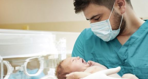 Un congé de paternité plus long en cas d’hospitalisation de l’enfant