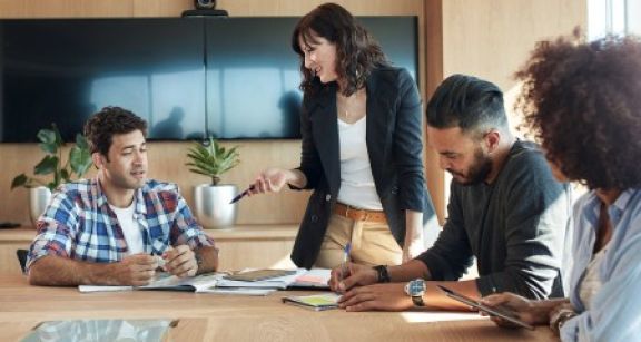 Un directeur d’établissement peut-il représenter les salariés au CSE ?