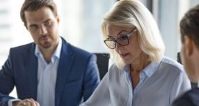 Décès d’un associé d’une SARL : son conjoint devient-il associé ?