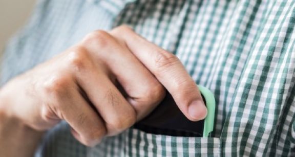 Téléphones portables : trop près du corps, certains appareils peuvent être nocifs !