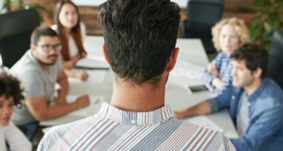 Qui peut licencier le directeur d’une association ?