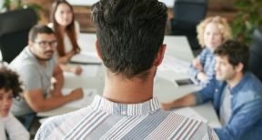 Qui peut licencier le directeur d’une association ?