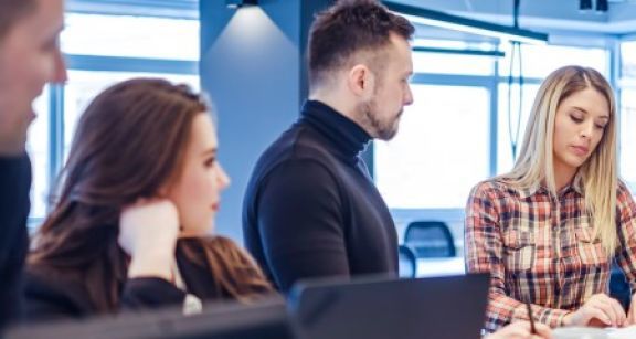 Qui licencie dans le silence des statuts associatifs ?