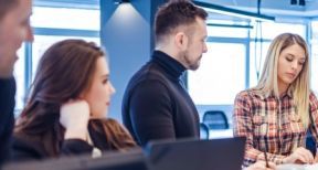 Qui licencie dans le silence des statuts associatifs ?