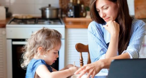 Une nouvelle exigence pour l’activité partielle pour garde d’enfant