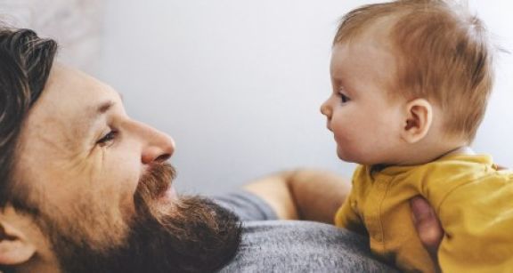 Vers un congé de paternité de 28 jours