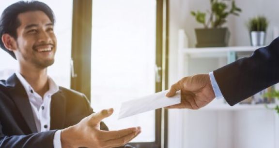 Cadeaux et bons d’achat : 171 € par salarié en 2021