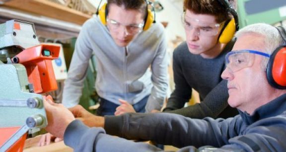 Contrats en alternance : les aides exceptionnelles reconduites pour un mois