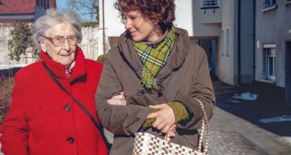 Aides à domicile : l’incapacité à recevoir des libéralités est supprimée