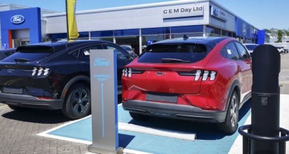 Véhicules électriques : la grogne monte sur les aides réservées aux constructeurs américains