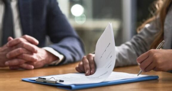 Vente d’un fonds de commerce : les dettes sont-elles transmises à l’acquéreur ?