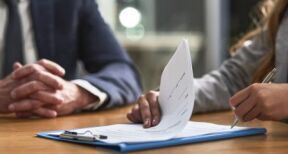 Vente d’un fonds de commerce : les dettes sont-elles transmises à l’acquéreur ?