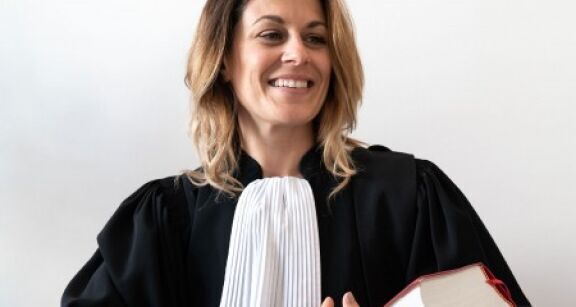 Avocats : interdiction de porter des signes distinctifs sur la robe