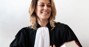 Avocats : interdiction de porter des signes distinctifs sur la robe