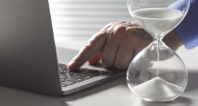 Quant au délai imparti pour s’opposer à une contrainte de l’Urssaf