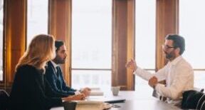 Commissaires de justice : précisions sur l’exercice de la profession en société