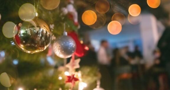 Noël : cadeaux et bons d’achats offerts aux salariés
