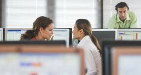 Critiquer sa supérieure en réunion : c’est vraiment abusé ?