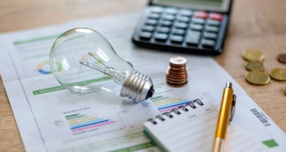 Électricité : une hausse moyenne de 84 % est attendue en 2023 pour les professionnels